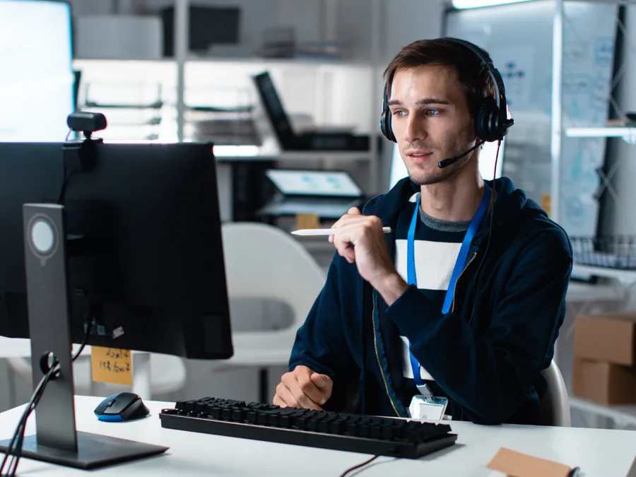 Person giving support with a headset at a computer